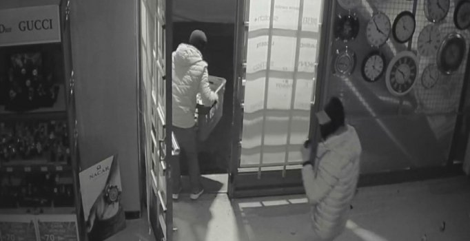 Küçükçekmece'de film gibi soygun: 100 bin liralık saat çaldılar
