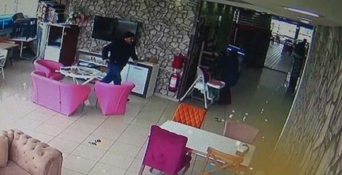 Elazığ'daki 4.9’luk deprem saniye saniye kamerada