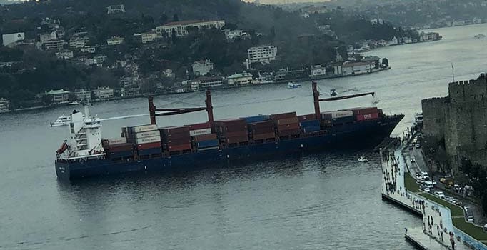 Son dakika! Rumeli Hisarı'nda yük gemisi kıyıya çarptı