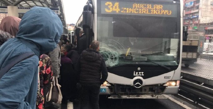 Son dakika! Şirinevler durağında yola düşen yolcuya metrobüs çarptı