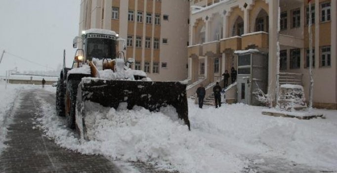Doğu şehirlerinde yollar kardan kapandı
