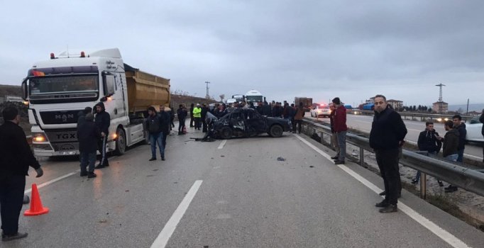 Kontrolden çıkan otomobil iki araca çarptı: 1 ölü