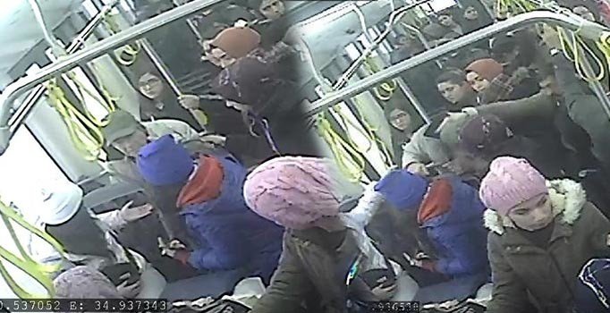 Otobüste iki genç kıza taciz şüphelisine dayak kamerada