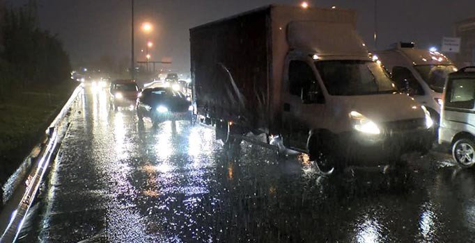 İstanbul güne yağmur ve sulu kar ile başladı