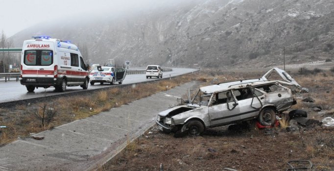Otomobil karlı yolda şarampole devrildi: 4 yaralı