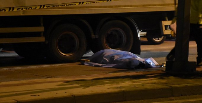 Bisiklet sürücüsü genç kamyonun lastiklerine sıkışarak can verdi