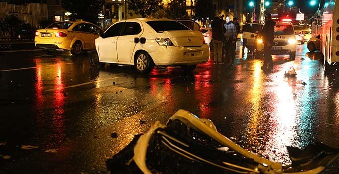 Fatih'te alkollü sürücü dehşeti! İki araca çarptı, alkol şişeleri yola savruldu