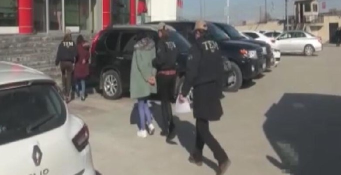 MİT ve polisin sınır ötesi operasyonla yakaladıkları 2 terörist Türkiye'ye getirildi