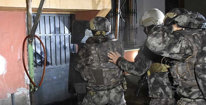 Adana'da torbacılara baskın: 24 şüpheliden 18'i yakalandı