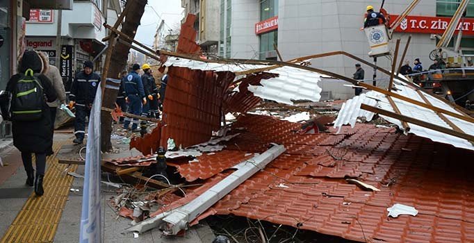 Fırtına Çanakkale'yi de vurdu, apartmanın çatısı uçtu