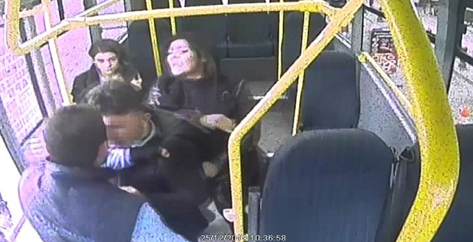 Kızını taciz ettiğini iddia ettiği adama anneden yumruk