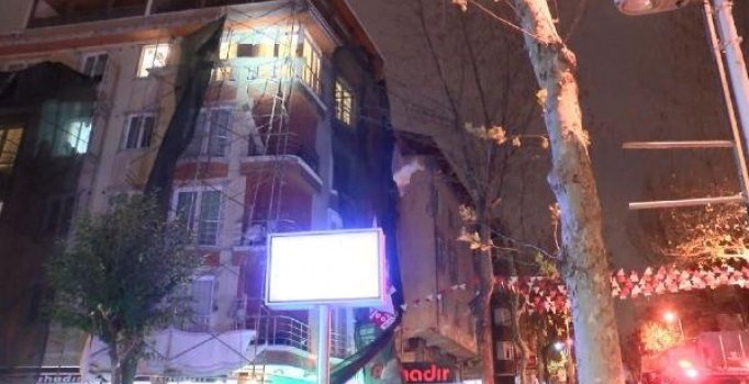 Avcılar'da fırtınanın yerinden söktüğü iskele tehlike oluşturdu