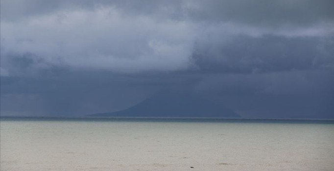 Endonezya'da yanardağ patladı, '2 kilometre yaklaşmayın' uyarısı geldi