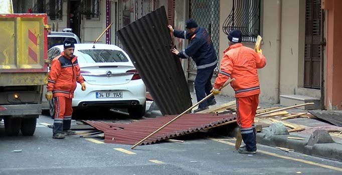 Son dakika! Esenler'de fırtına nedeniyle çatı uçtu