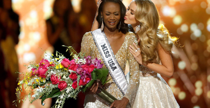 Tacını devralırken gözyaşlarını tutamadı