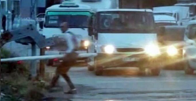 Hemzemin geçitteki bariyeri söken sürücüye ceza