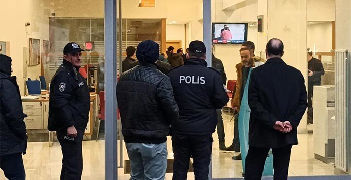 Banka soyguncusu bomba süsü verilmiş düzenek bırakarak kaçtı