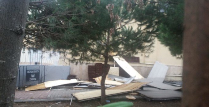Beylikdüzü'nde okulun çatısı bahçeye uçtu