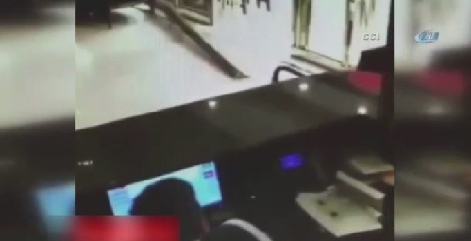 SON DAKİKA İstanbul Vezneciler'de yaşanan patlama anı kamerada