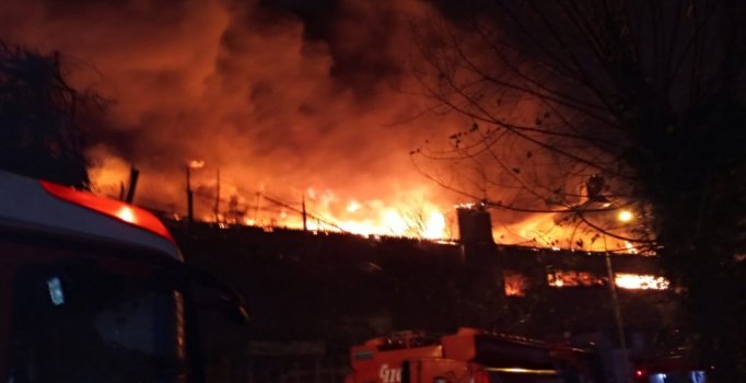 Zeytinburnu'nda dev fabrika alev alev yandı