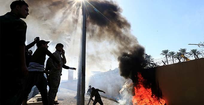 ABD Irak'ta Haşdi Şabi'yi vurdu, taraftarları ABD büyükelçiliğini bastı