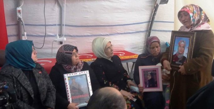 Emine Erdoğan'dan HDP önündeki annelere ziyaret