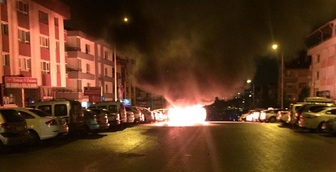 Yanan otomobilden canlarını son anda kurtardılar