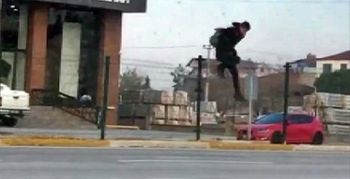 Tel örgülerin üzerinden atlayan genç az kalsın eziliyordu