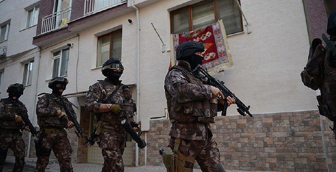 İzmir'de DEAŞ operasyonu: 8 şüpheli yakalandı