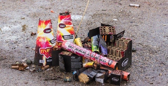 Fransa'da bir genç, evinin bahçesinde havai fişek yakarken öldü