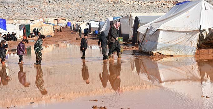 İdlib'de çamur altında kalan kampta çaresiz bekleyiş!