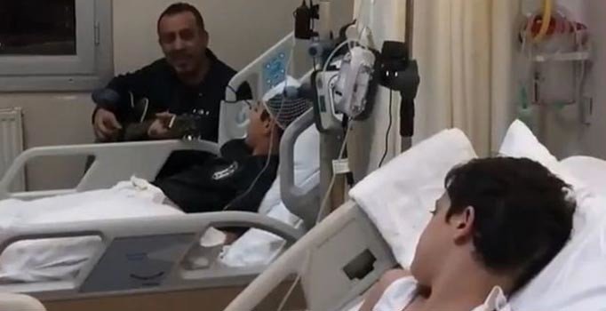 Haluk Levent'ten hastanede küçük hayranlarına yılbaşı konseri 