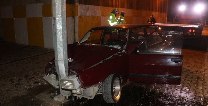 Kaza yapan sürücü ve yolcular aracı bırakıp kaçtı