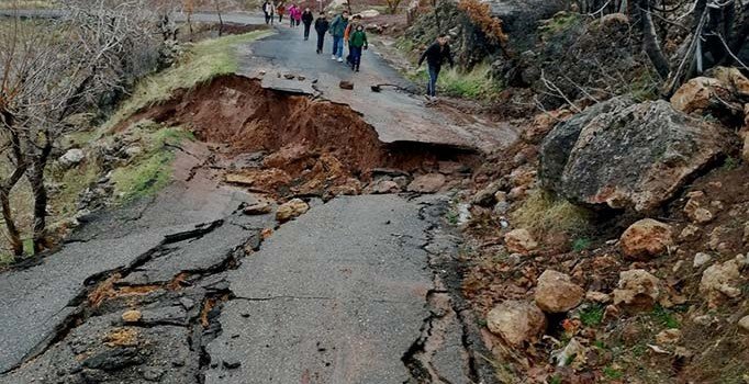 Adıyaman'daki heyelan kara yolunu sürükledi