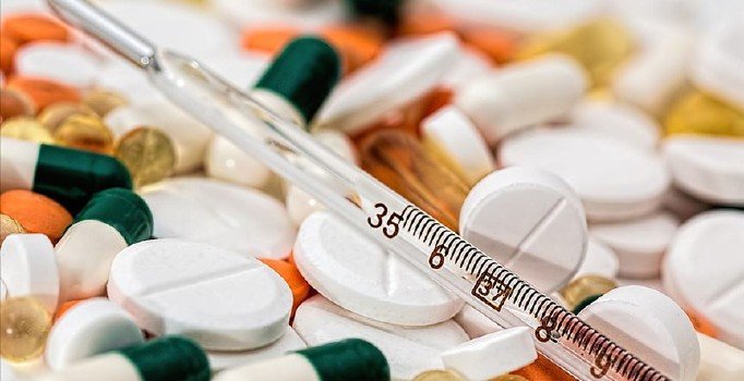 İran'dan 'yaptırım' isyanı: Yüzlerce çocuğa ilaç temin edemiyoruz