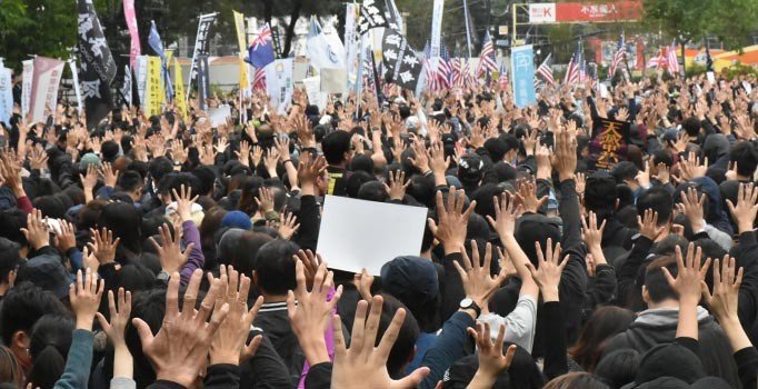 1 milyon Hong Konglu hükümeti protesto etmek için sokağa indi