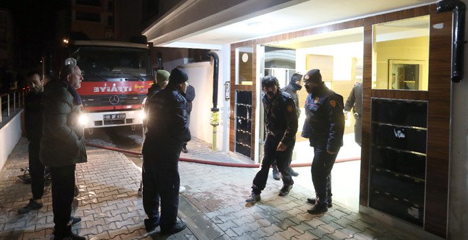 Ankara'da kapalı otoparktaki 2 araç yandı