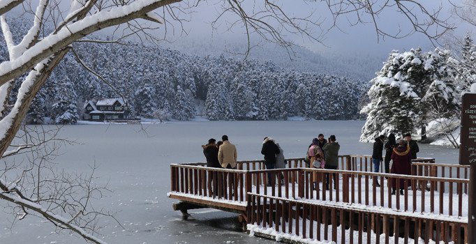 Gölcük Tabiat Parkı'ndaki göl buz tuttu