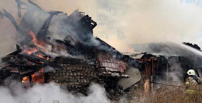 Fatih'te yangın paniği! 2 katlı bina müdahale sırasında çöktü