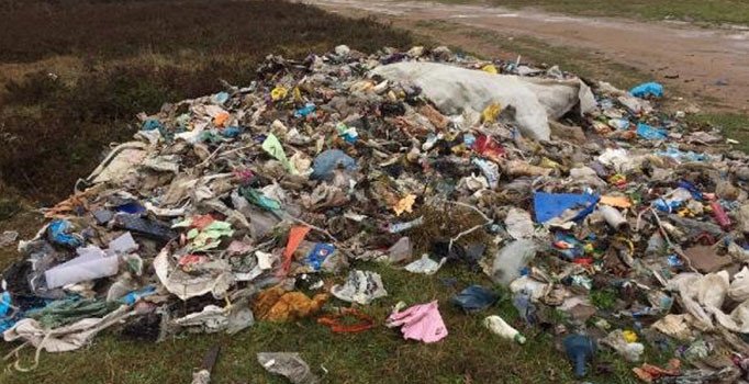 Tuzla'da yolun ortasına moloz dökerek kaçan hafriyat kamyonu kamerada