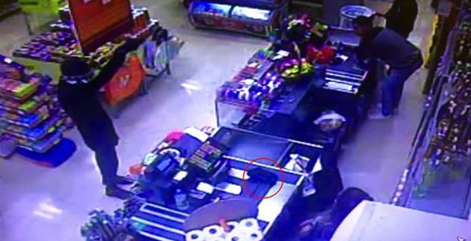 Markete giren soyguncu, telefon çalınca kaçtı