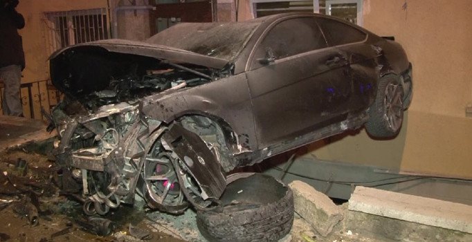 Başkentte kontrolden çıkan otomobil binaya çarptı