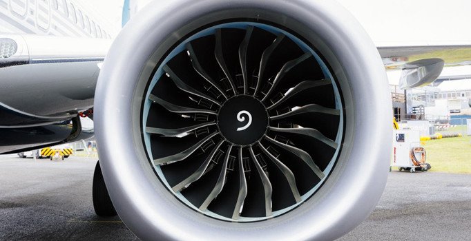 Şans getirsin diye uçağın motoruna bozuk para attı