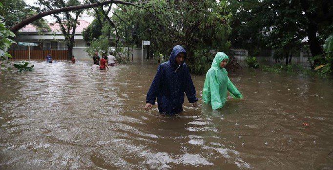 Endonezya'da 'son 7 yılın en kötüsü' ağırlaşıyor... Selde ölü sayısı 43'e çıktı