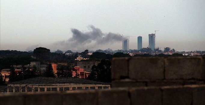 Trablus'taki sivil tek havalimanına peş peşe roketli saldırı | Uçuşlar durduruldu