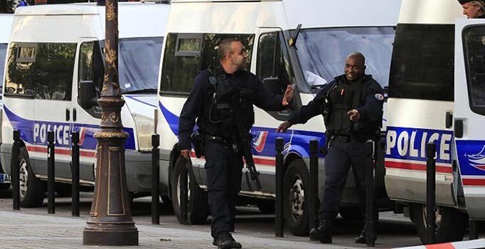 Paris'te sıcak dakikalar: Bir kişiyi öldüren bıçaklı saldırgan ölü ele geçirildi