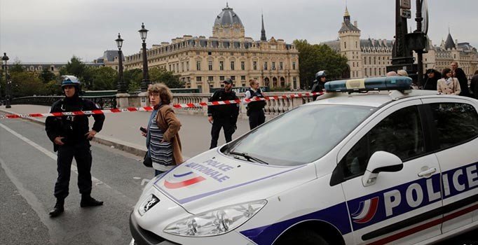 Belediye binasında silahla intihar etti