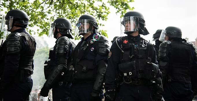 Paris'te bıçaklı saldırı