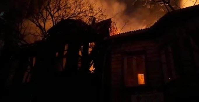 Bakırköy'de ahşap binada çıkan yangın korkuttu