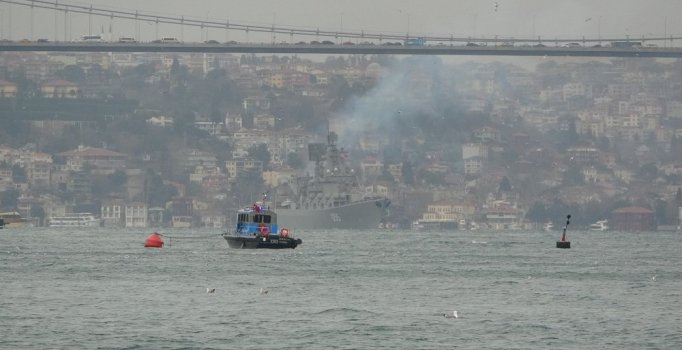 Rus savaş gemisi İstanbul Boğazı'ndan geçti